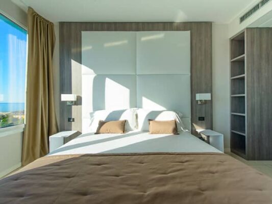 Mobili-su-misura-per-hall-hotel-rimini