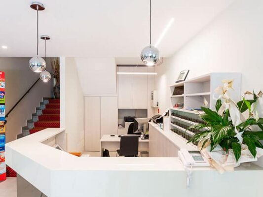 Montaggio-mobili-per-reception-hotel-forli