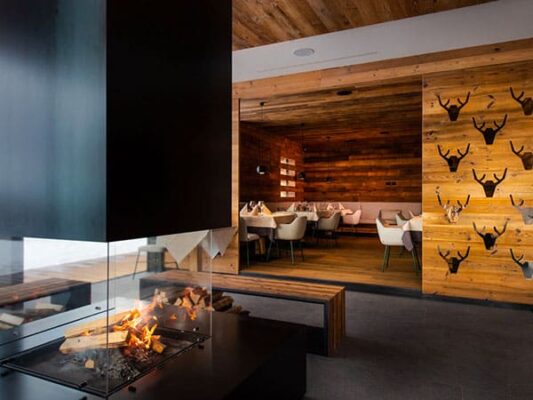 Progettare-illuminazione-per-cassa-ingresso-hotel