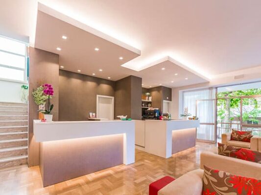 Scrivania-e-mobili-per-front-office-hotel-rimini